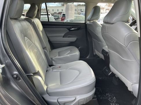 Certified 2022 Toyota Highlander XLE image 22