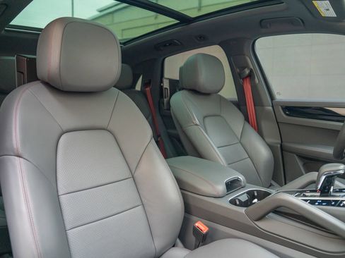 Used 2023 Porsche Cayenne image 29