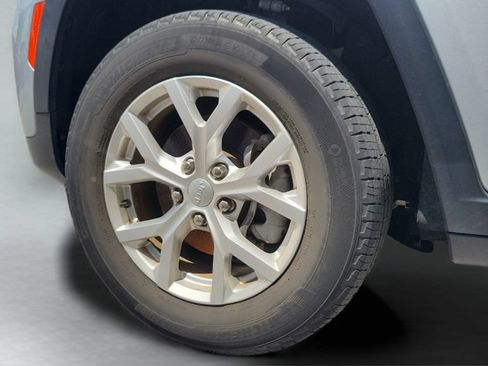 Used 2023 Jeep Grand Cherokee Limited RWD image 2