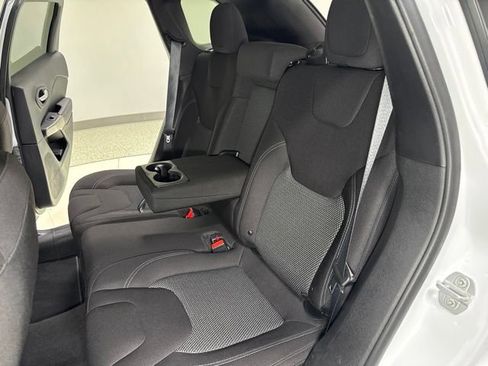 Used 2019 Jeep Cherokee Latitude w/ Popular Appearance Group AWD/4WD image 22