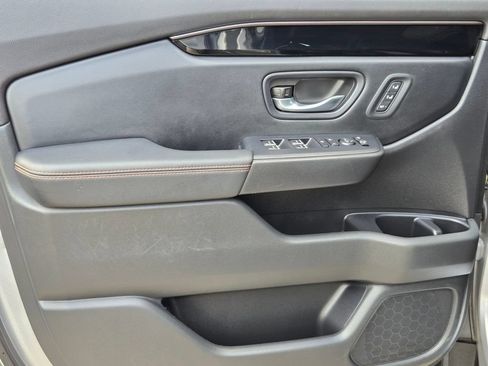 Used 2025 Honda Pilot TrailSport image 11