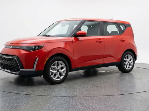 Used 2025 Kia Soul LX w/ LX Technology Package image 3