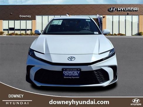 Used 2025 Toyota Camry SE image 2