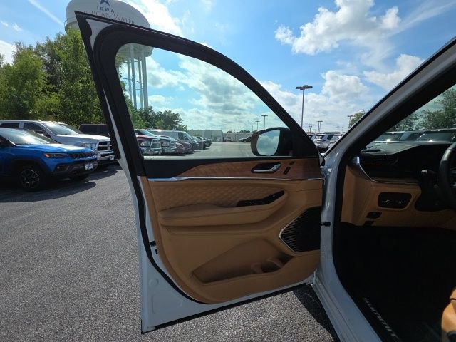 Used 2025 Jeep Grand Cherokee L Summit AWD/4WD image 20