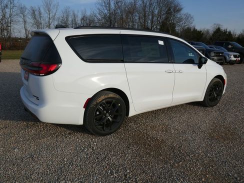 New 2026 Chrysler Pacifica Limited w/ Uconnect Theater Family Group image 5