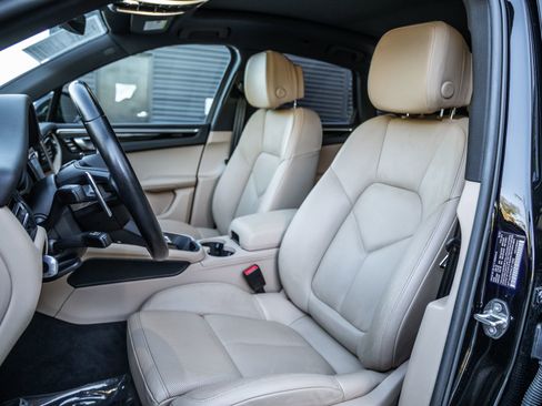 Certified 2022 Porsche Macan image 5