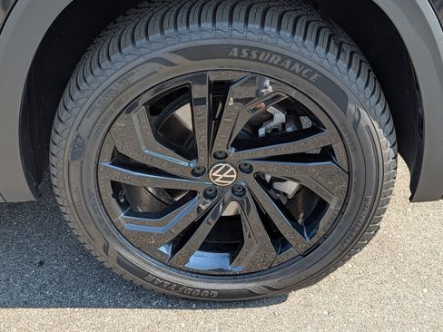 Certified 2023 Volkswagen Atlas SE w/ Black Wheel Package AWD/4WD image 15