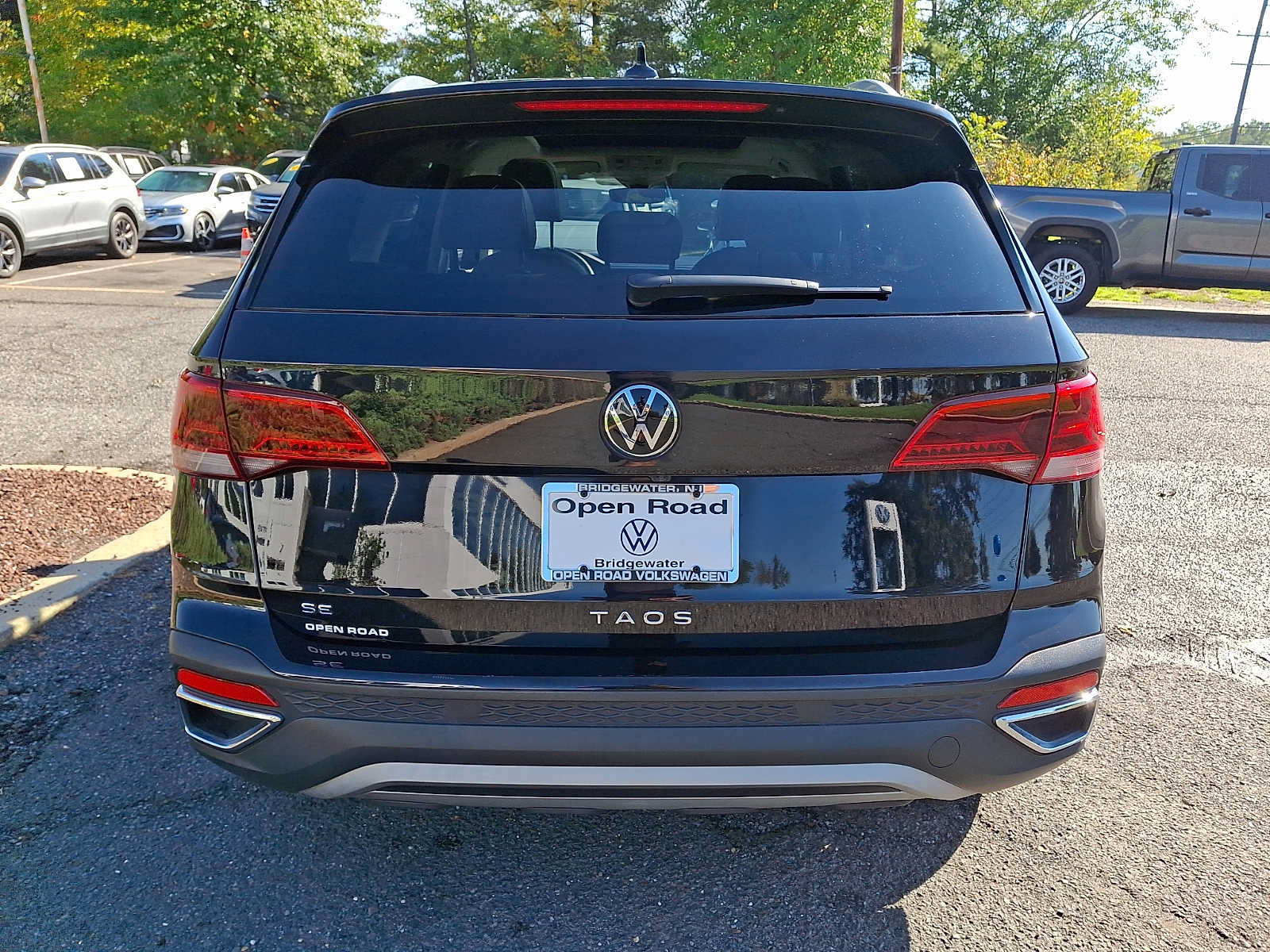 Used 2024 Volkswagen Taos SE w/ Panoramic Sunroof Package FWD image 5