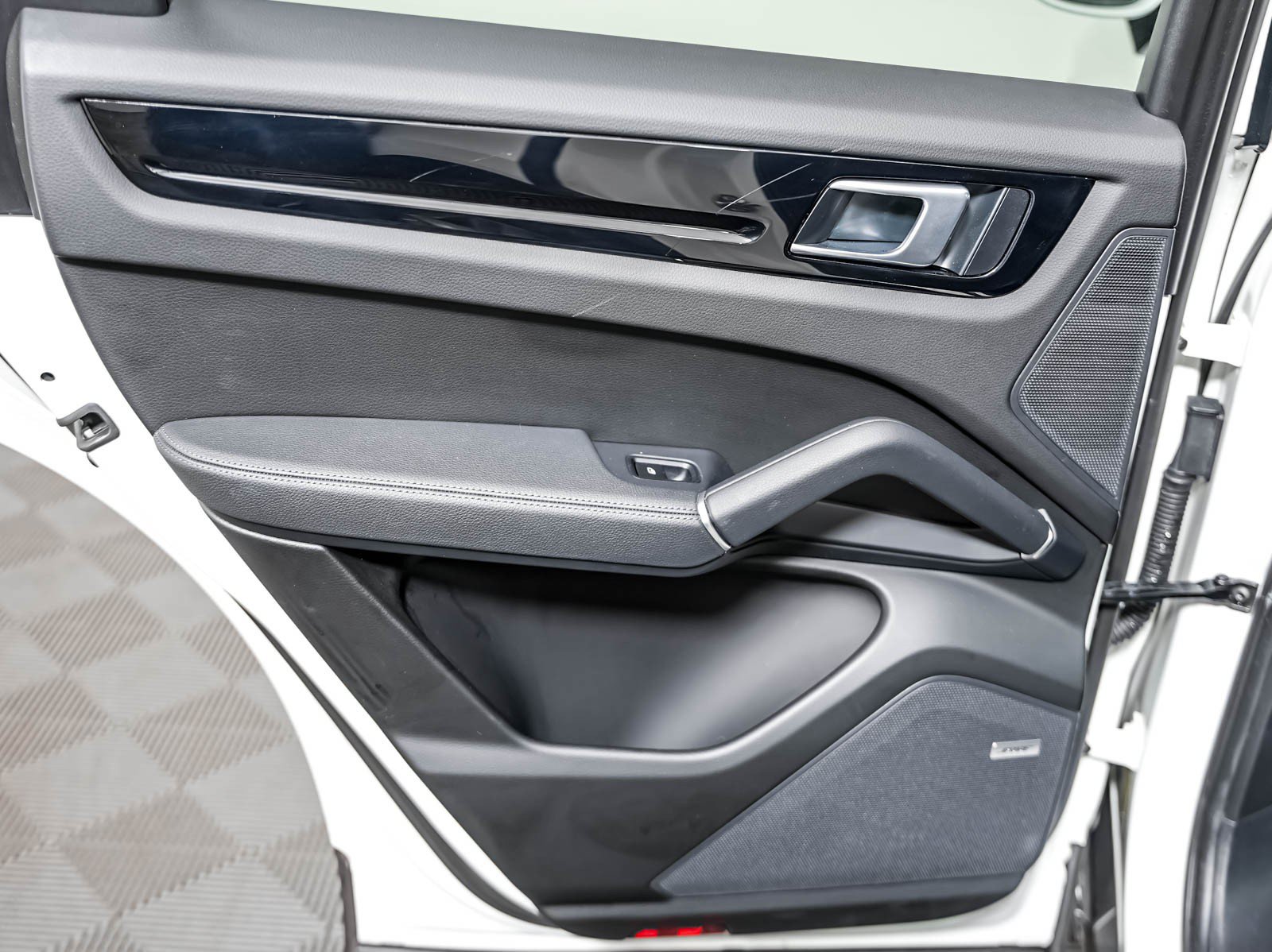 Certified 2022 Porsche Cayenne AWD/4WD image 28