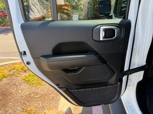 Used 2024 Jeep Wrangler Unlimited Sahara AWD/4WD image 29