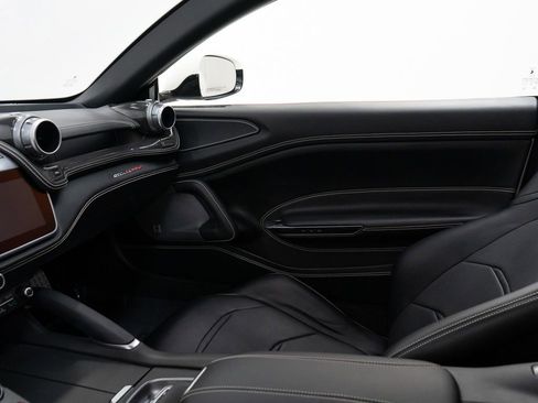 Used 2017 Ferrari GTC4Lusso image 25