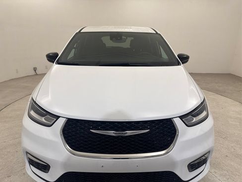Used 2025 Chrysler Pacifica Select FWD image 9