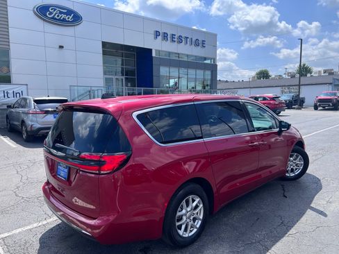 Used 2025 Chrysler Pacifica Select FWD image 16