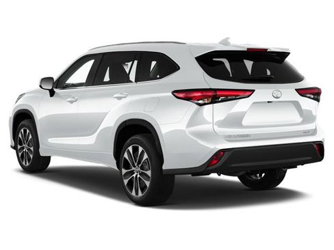 Used 2024 Toyota Highlander XLE FWD image 2