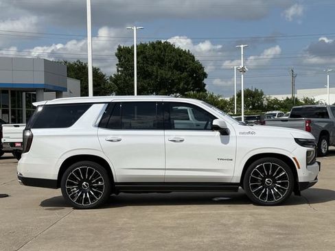 Used 2025 Chevrolet Tahoe High Country AWD/4WD image 3