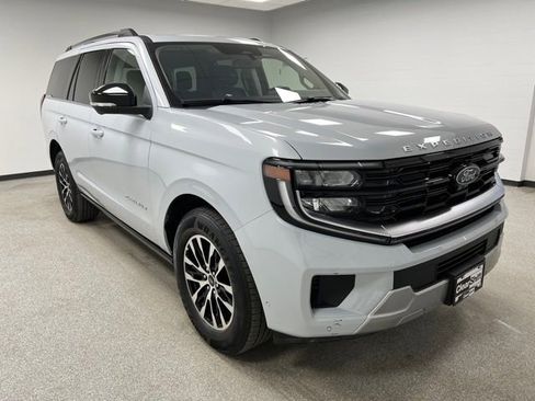 Used 2025 Ford Expedition Platinum AWD/4WD image 2