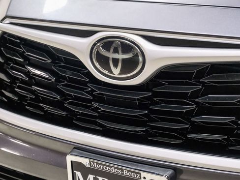Used 2020 Toyota Highlander XLE AWD/4WD image 13