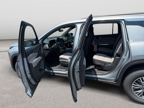 New 2026 Chevrolet Traverse LT w/ LPO, Floor Liner Package FWD image 11