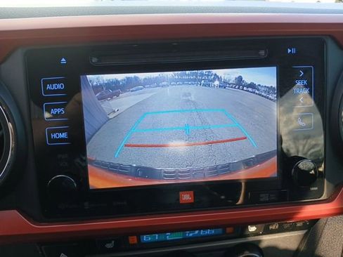 Used 2017 Toyota Tacoma TRD Sport image 34