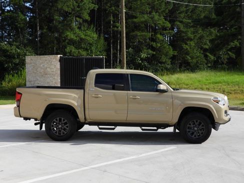 Used 2020 Toyota Tacoma SR5 w/ Technology Package AWD/4WD image 38