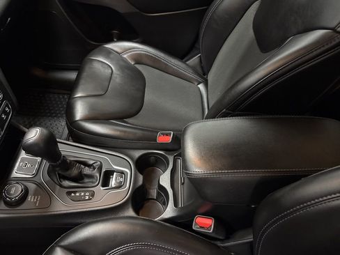 Used 2019 Jeep Cherokee Latitude Plus w/ Cold Weather Group image 16