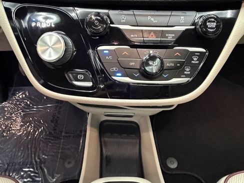 Used 2020 Chrysler Pacifica Limited FWD image 21