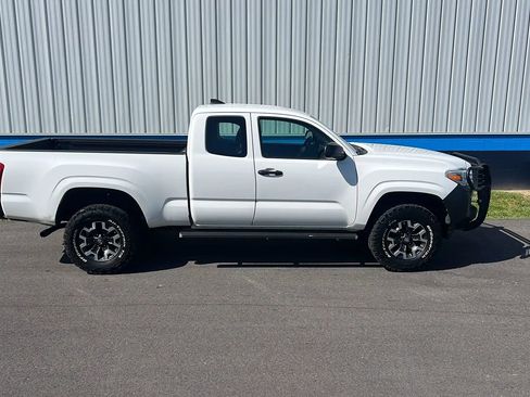 Used 2017 Toyota Tacoma SR AWD/4WD image 4