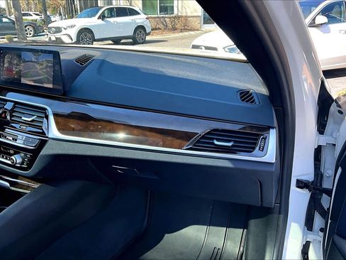 Used 2018 BMW 530i w/ Premium Package image 19