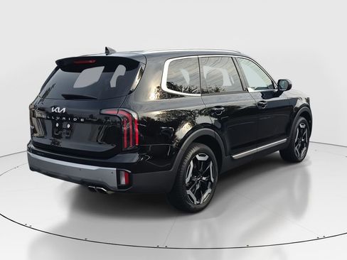Used 2024 Kia Telluride EX w/ EX Captain's Chair Package image 5
