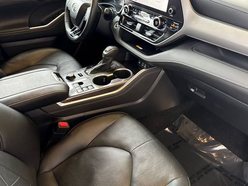 Used 2024 Toyota Highlander Platinum image 18