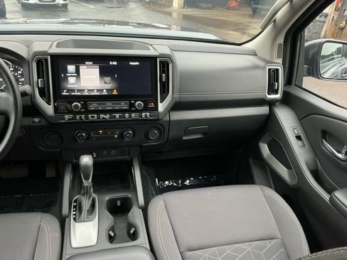 Used 2025 Nissan Frontier SV image 16