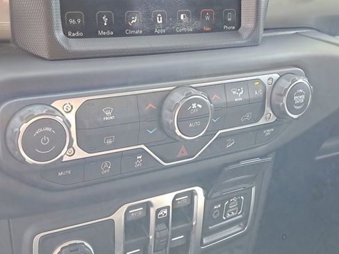 Used 2018 Jeep Wrangler Unlimited Sahara image 29