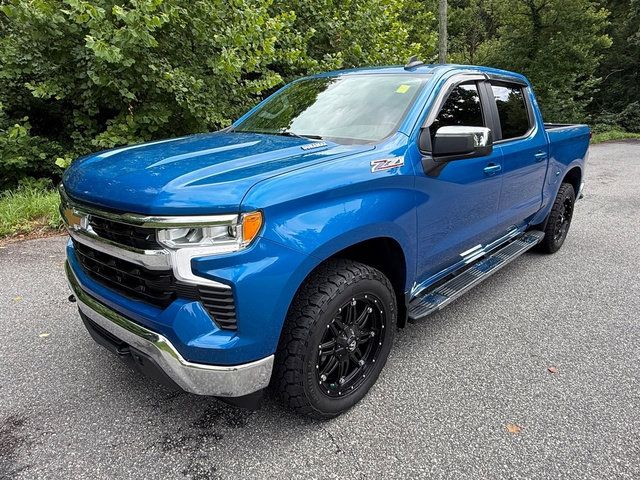 Used 2022 Chevrolet Silverado 1500 LT AWD/4WD image 2