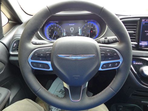 Used 2025 Chrysler Pacifica Select image 40