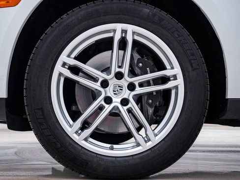 Certified 2025 Porsche Macan image 12