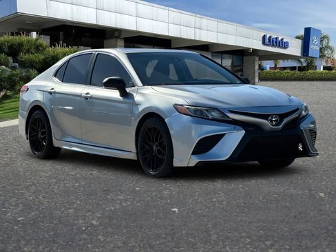 Used 2018 Toyota Camry SE w/ Moonroof Package FWD image 10