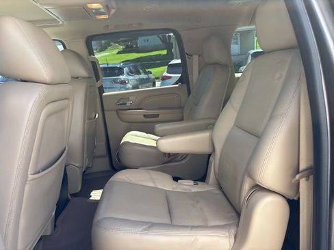 Used 2014 Cadillac Escalade ESV Premium AWD/4WD image 18