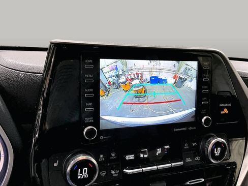 Used 2022 Toyota Highlander XLE AWD/4WD image 27