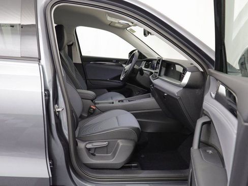 New 2025 Volkswagen Tiguan SE image 18