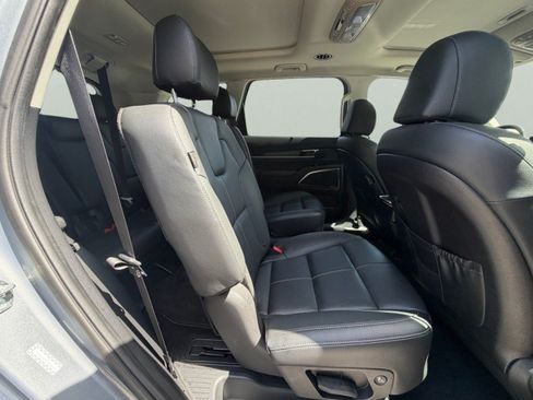 Used 2025 Kia Telluride SX w/ SX Captain's Chair Package FWD image 22