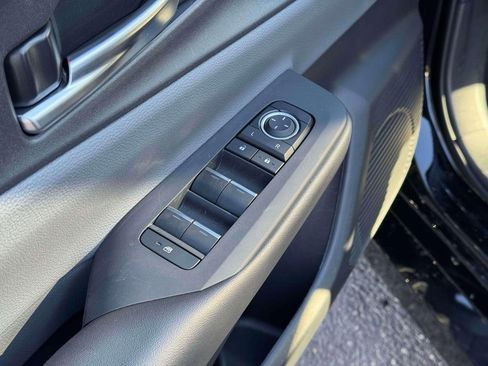 Used 2025 Toyota Prius XLE image 16