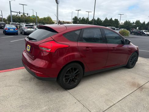 Used 2015 Ford Focus SE w/ SE Cold Weather Package FWD image 4