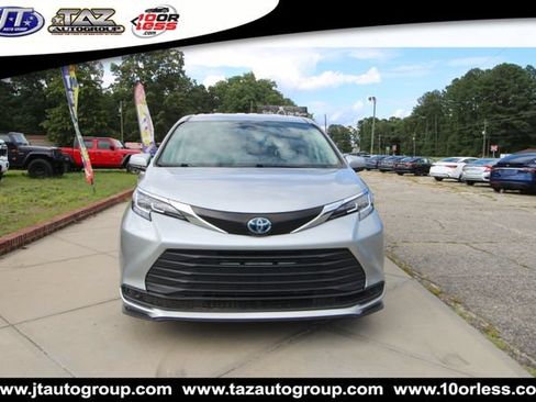 Used 2021 Toyota Sienna LE FWD image 2