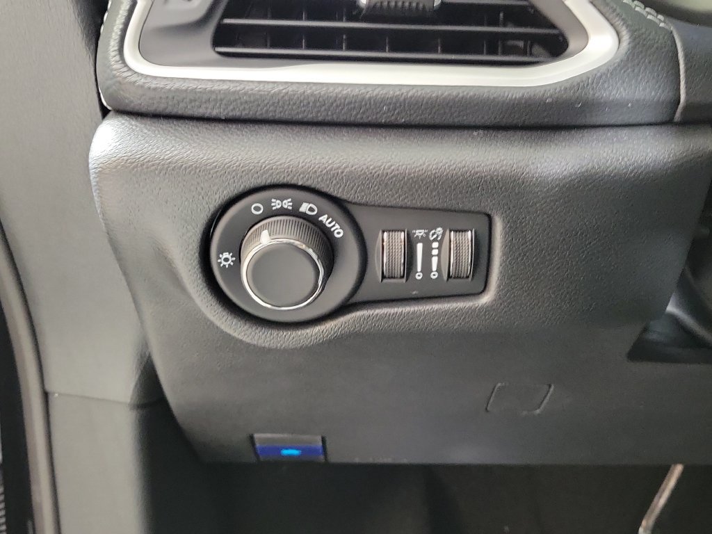New 2027 Chrysler Pacifica Select FWD image 13
