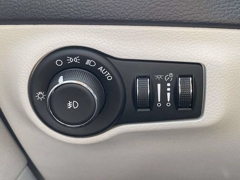 Used 2018 Jeep Compass Latitude w/ Popular Equipment Group FWD image 17