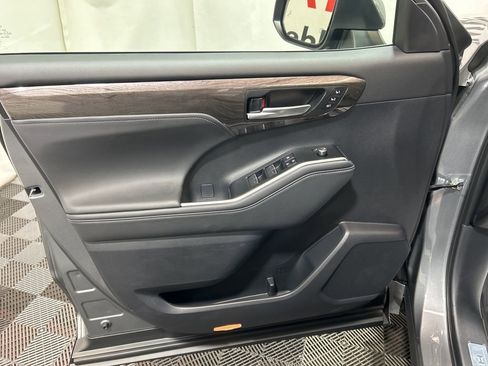 Used 2026 Toyota Highlander Limited image 26