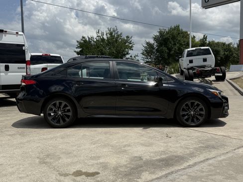 Used 2025 Toyota Corolla SE FWD image 3