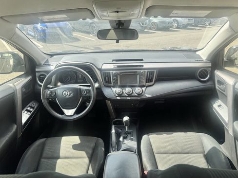 Used 2018 Toyota RAV4 LE FWD image 18