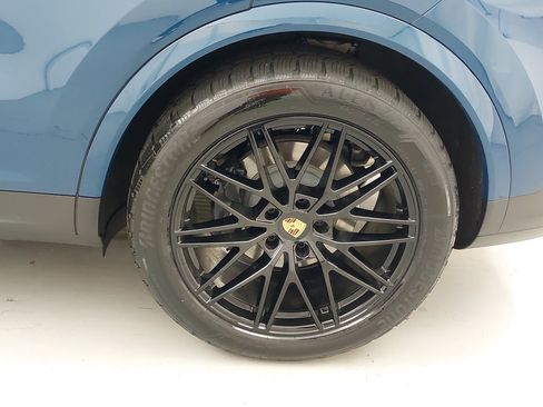 Certified 2025 Porsche Cayenne Coupe AWD/4WD image 36