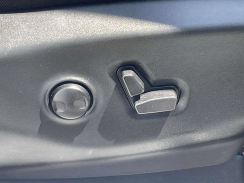Used 2025 Chrysler Pacifica Limited FWD image 16